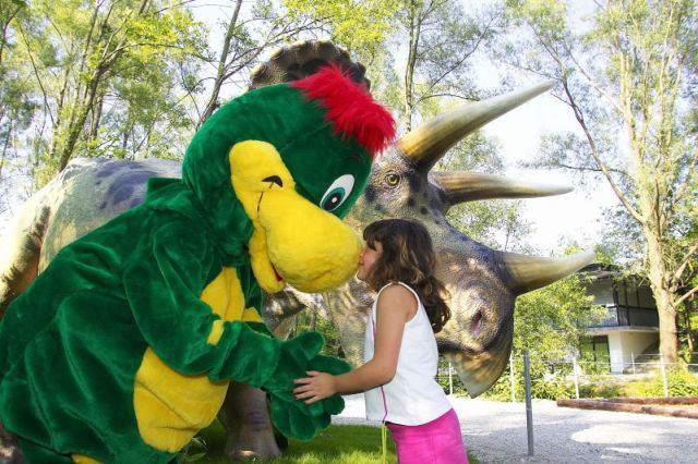 Datei:Dino m Kind 640px.jpg