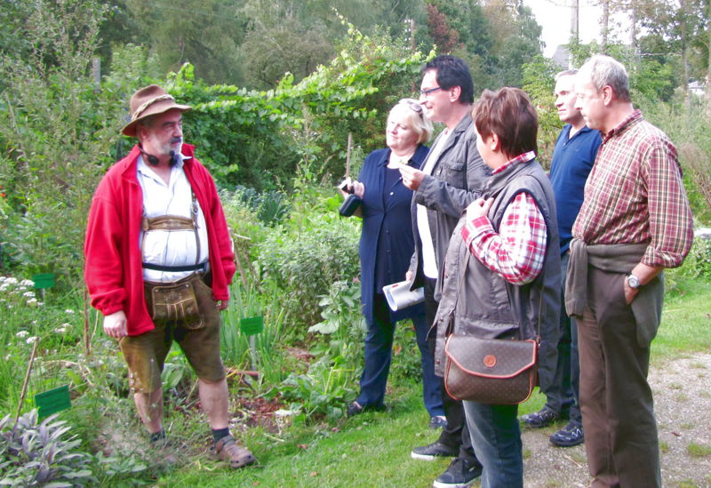 Datei:JW Gartenführung 2011.jpg