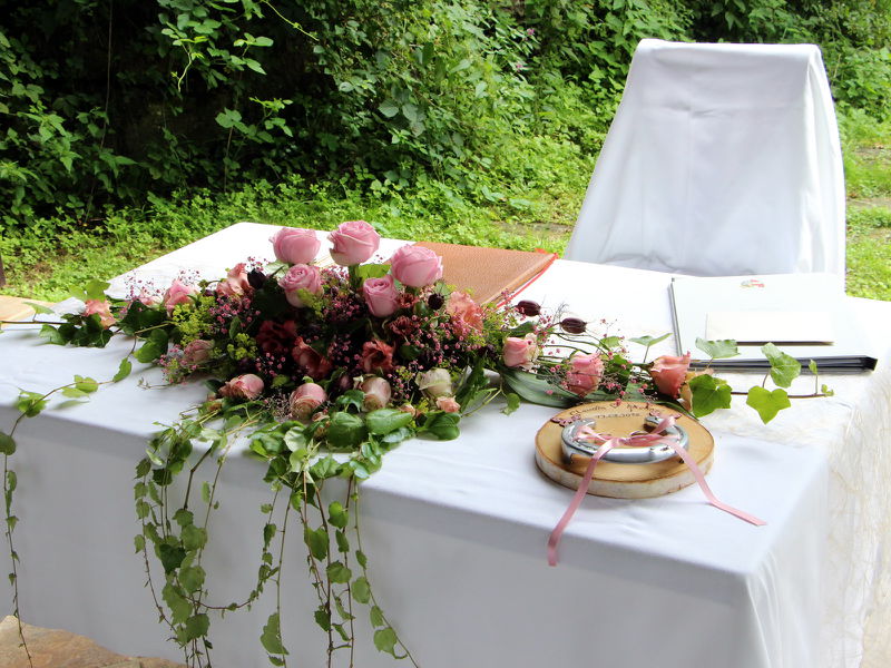 Datei:HZ Trauungstisch im Grünen.JPG