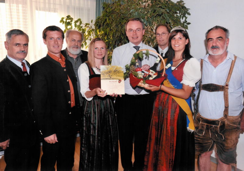 Datei:Dirndlbroschürenvorstellung 1.jpg