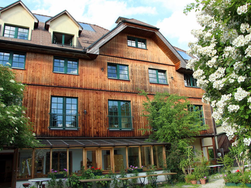 Datei:SH Südfassade Frühling.jpg