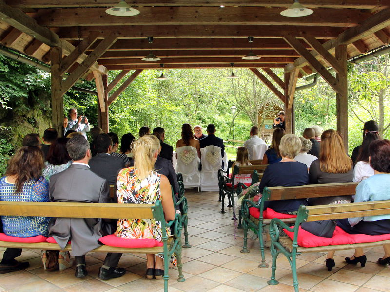 Datei:HZ Traung Kräuterhittn Gäste.JPG