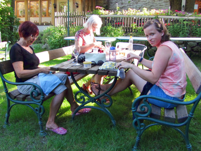 Datei:Kreativ-Dirndlnähen Garten.jpg