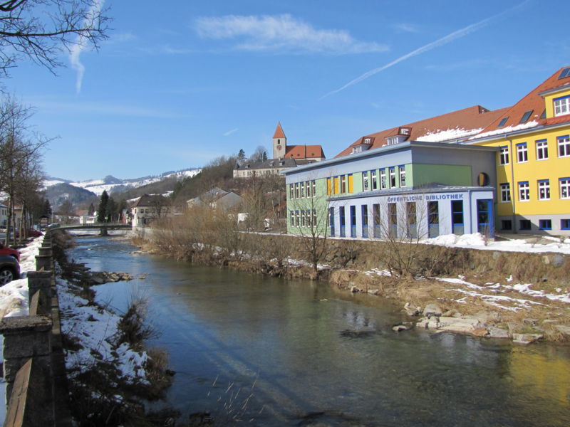 Datei:Kbg Schule Kirche Winter.jpg
