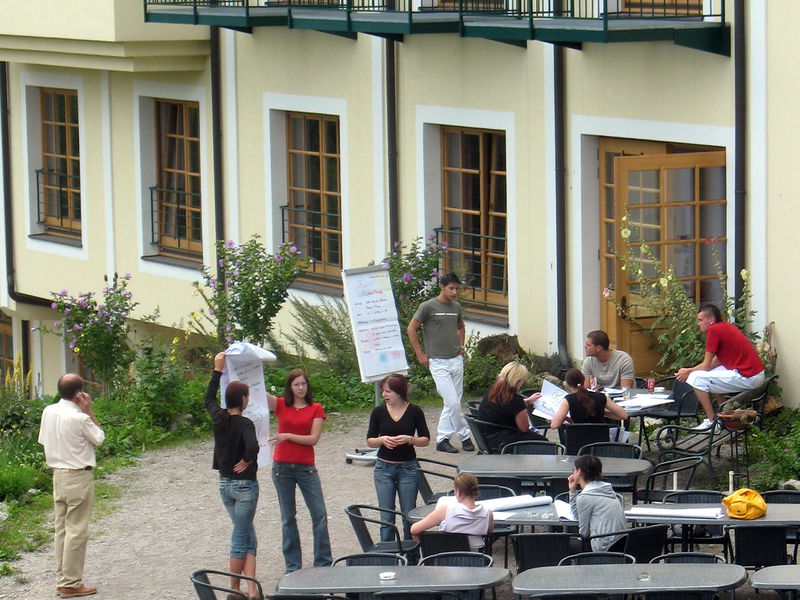Datei:SD Seminar auf Terrasse.JPG