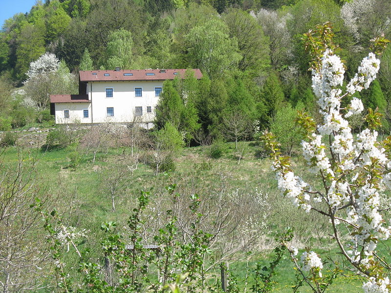 Datei:Haus Königwiese Frühling.jpg