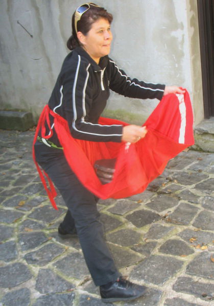 Datei:Kuhfladen fangen Almolympiade.jpg