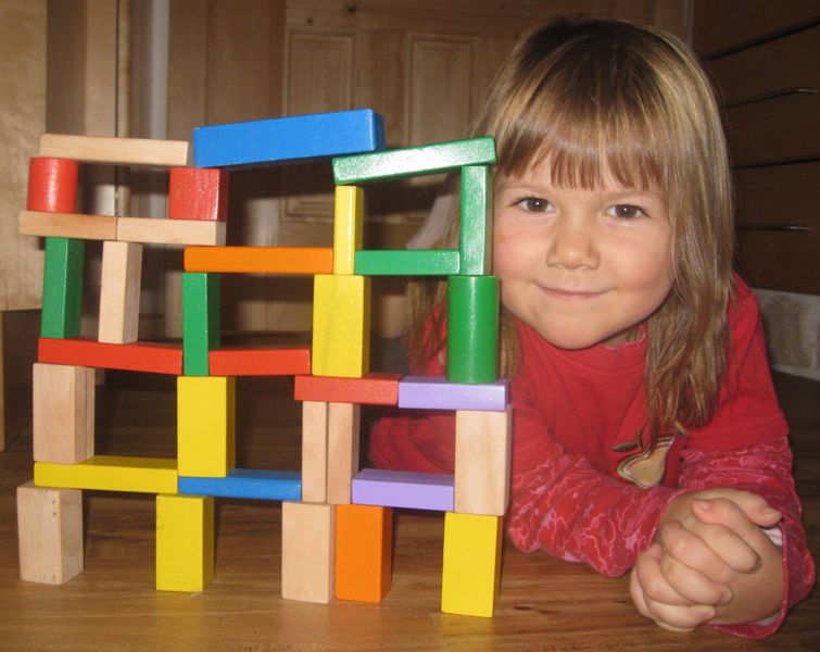 Datei:Kind Bausteine.jpg