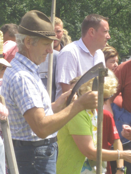 Datei:Heufest2009 Sense wetzen.jpg