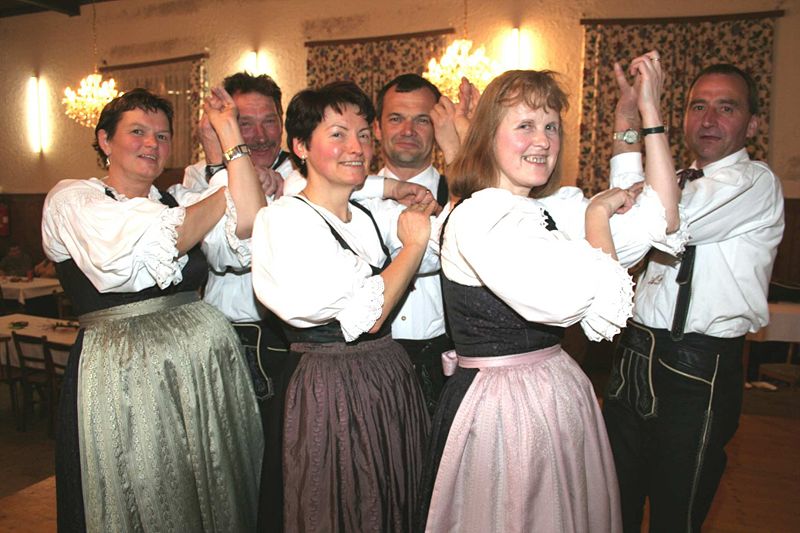 Datei:Volkstanzen .jpg