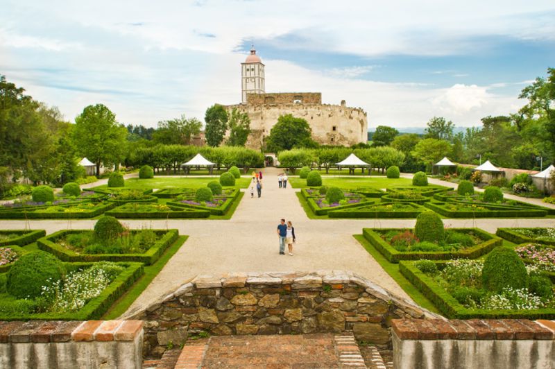 Datei:Schallaburg Garten.jpg