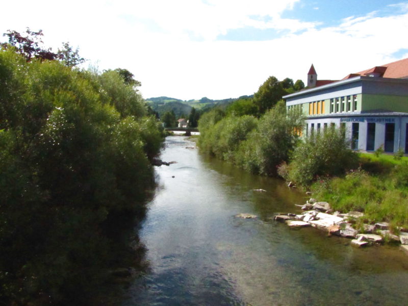 Datei:Grünes Kirchberg Schulbrücke.jpg