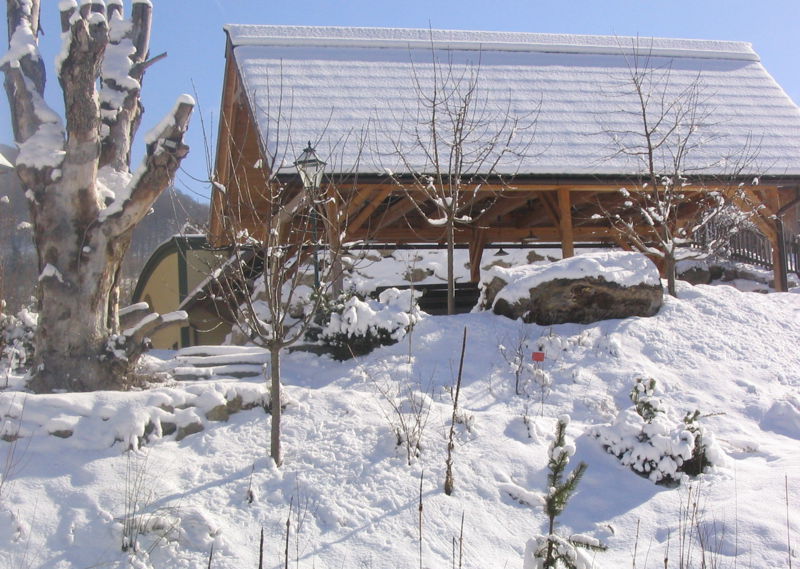 Datei:SH Kräuterhütte Südgarten-Winter.jpg