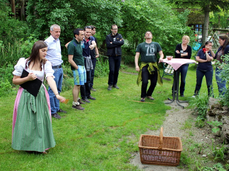 Datei:ALMO Dirndlkernspucken Korb0.jpg