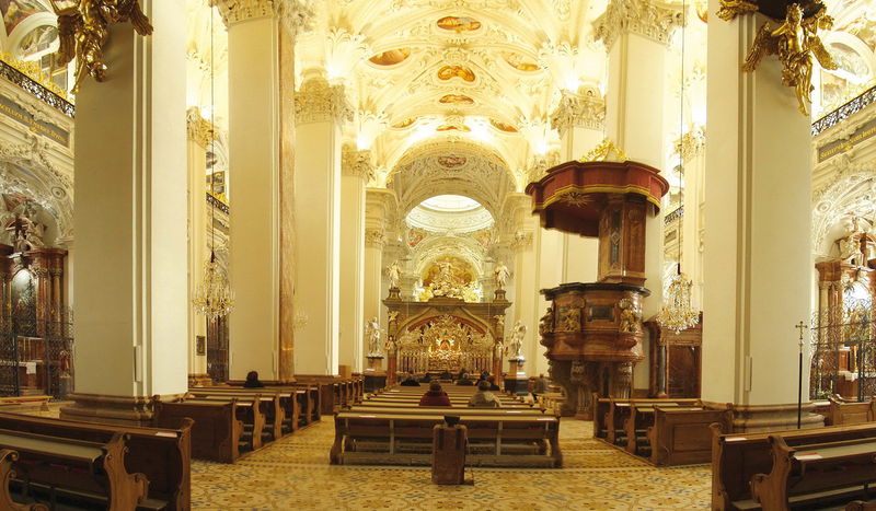Datei:Basilika Innen - Mariazeller.jpg