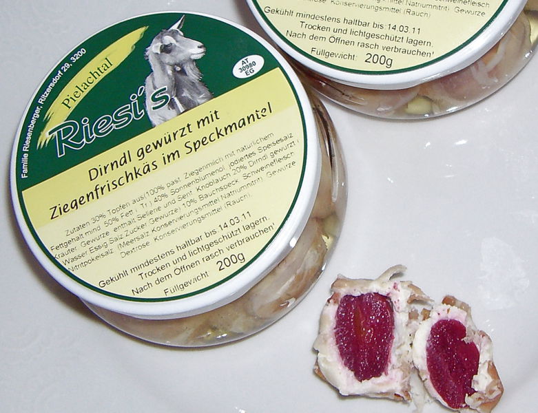 Datei:ZiegenKäse Dirndl Speckmantel.jpg
