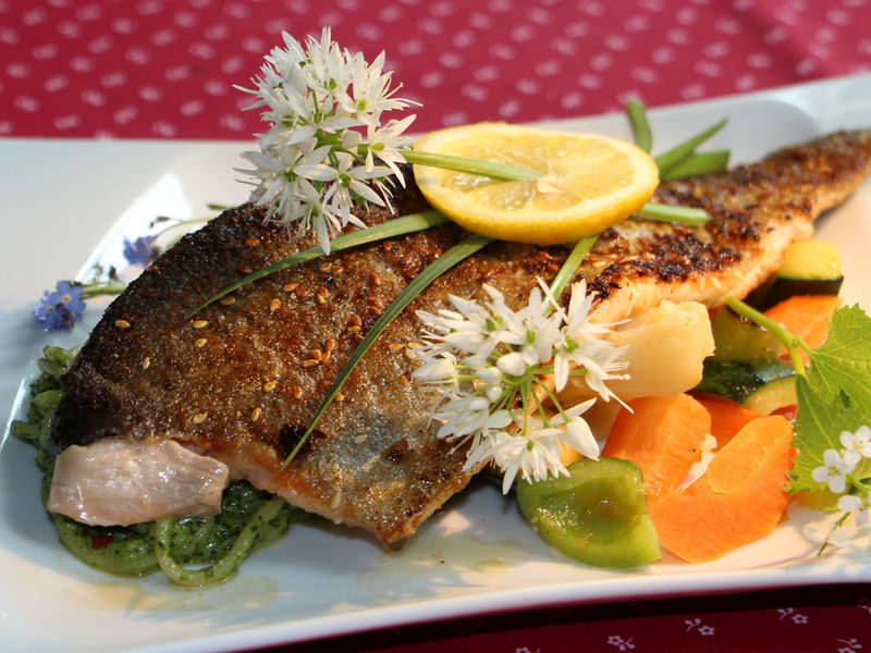 Datei:SK Fisch m Blütendeko-Bärlauch.jpg