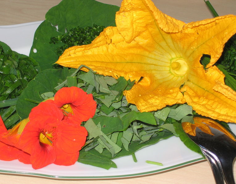 Datei:Wildkräuter Salat Blüten.jpg