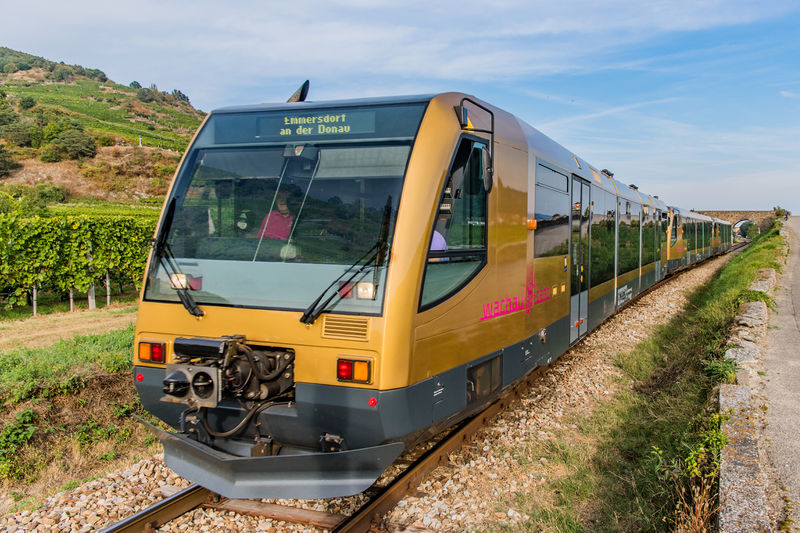 Datei:Wachaubahn im Weinberg.jpg