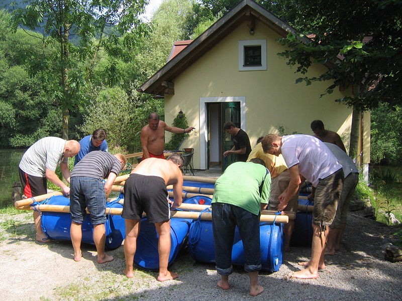 Datei:Floßbau vor Teichbrücke.jpg