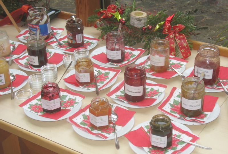 Datei:Steinschaler-Marmeladen Frühstück.jpg