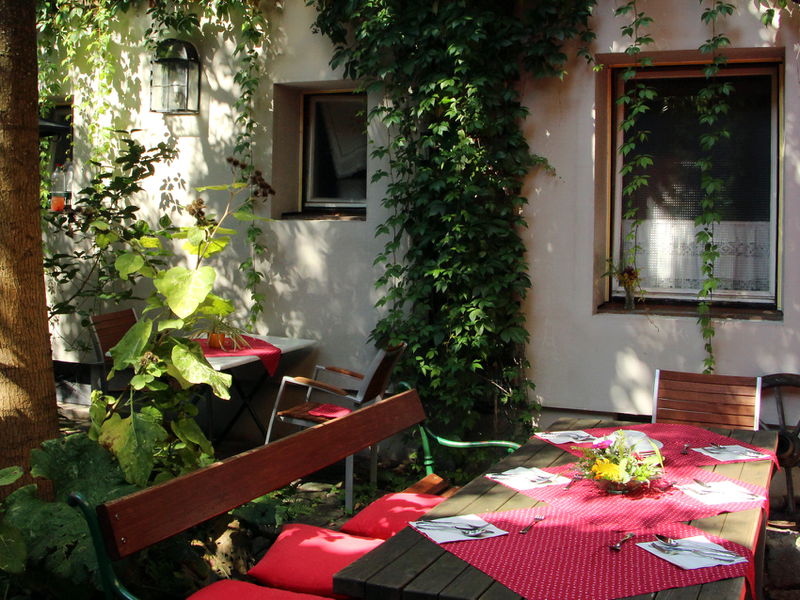 Datei:SH Innenhof Sommer Tisch.JPG