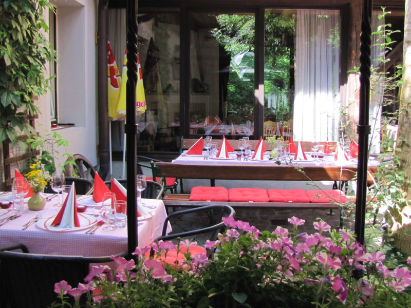 Datei:SH Innenhof Feier2.jpg