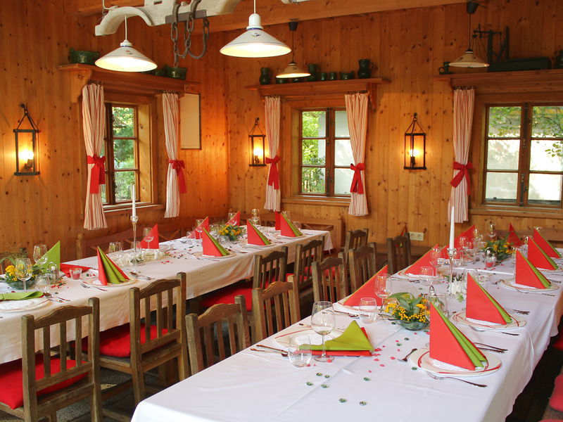 Datei:SH Feier Pfluaghittn geschl.jpg