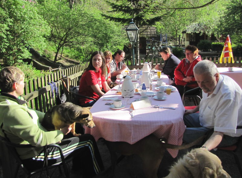 Datei:SH Hunde Terrasse.jpg