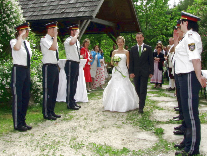 Datei:SG Hochzeit Spalier.jpg