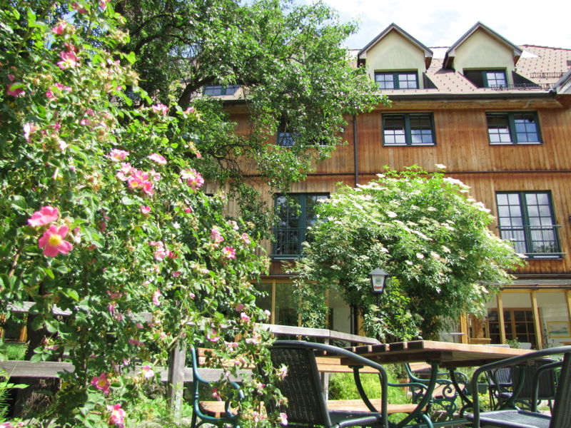 Datei:SH-Südhartenhaus Fasade Blüte.jpg