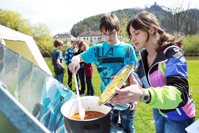 Datei:Energycamp-Kochen mit Solarkocher.JPG