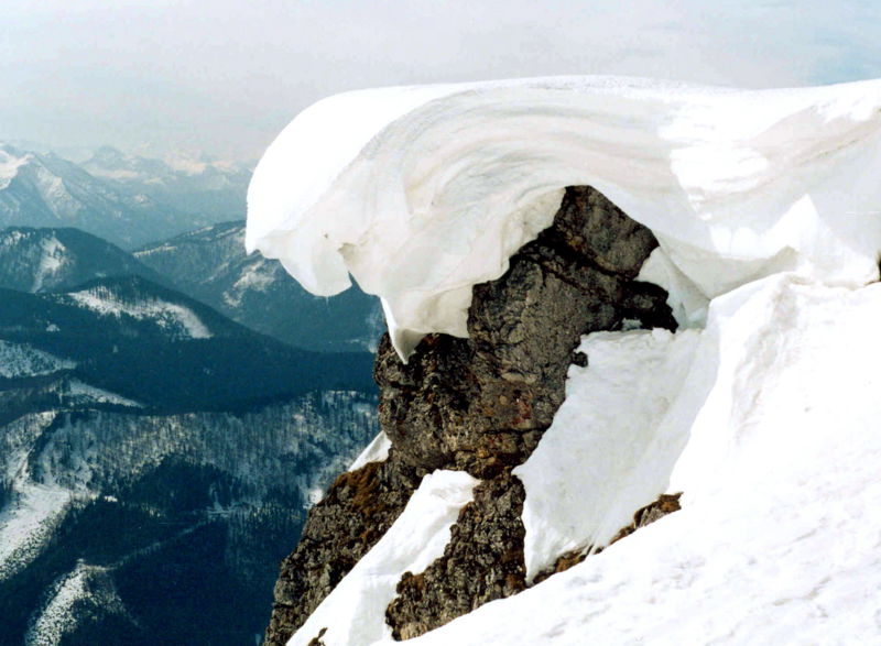 Datei:Ötscher-Skulptur-Schnee.jpg