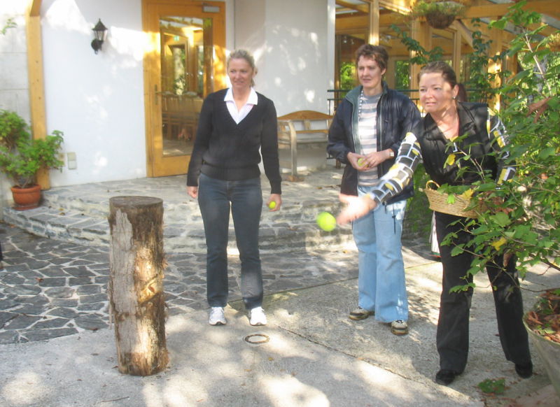 Datei:Almolympiade Ballwerfen.jpg