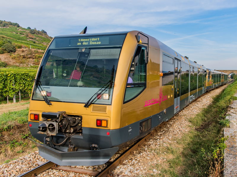 Datei:Wachaubahn im Weinberg red.jpg