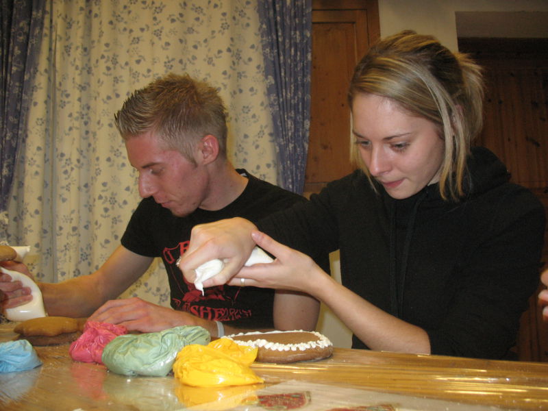 Datei:Lebkuchenherzerln verziehren1.JPG