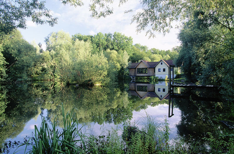 Datei:Steinschaler Teich mit Teichbrücke.jpg