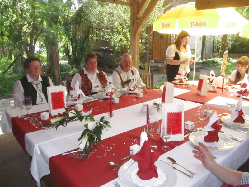 Datei:SH Hochzeitsgäste Pfluaghittn.jpg