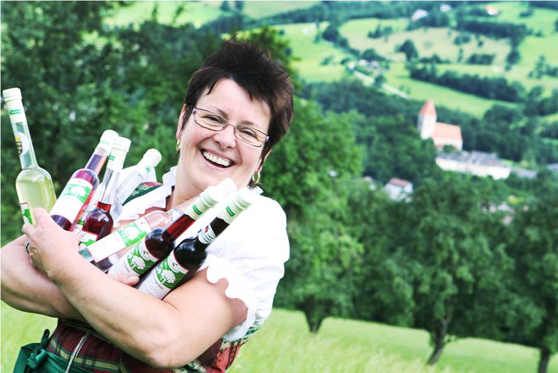 Datei:Dirndl Edelbrand Dörrobstgemeinschaft.jpg