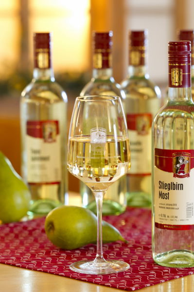 Datei:Mostglas Flaschen Zeiner.jpg