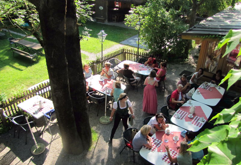 Datei:SH Terrasse von oben.jpg