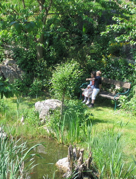 Datei:SH Biotop Südgarten Kinder1.jpg