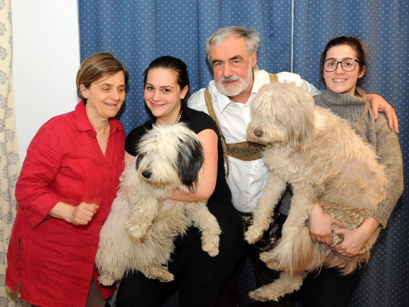 Datei:Familie Weiß mit Hunden.JPG