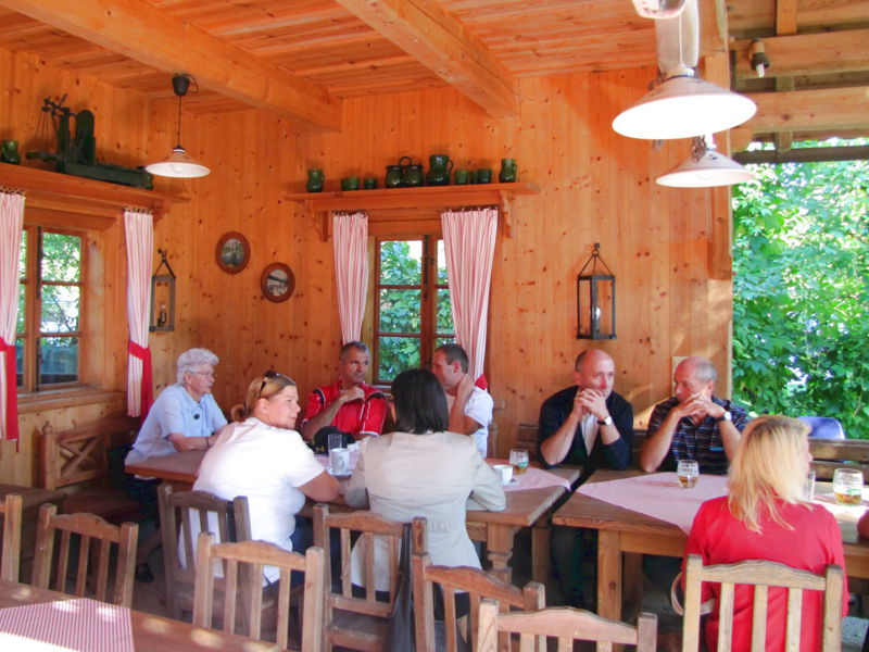 Datei:SH Pfluaghittn Leute.jpg