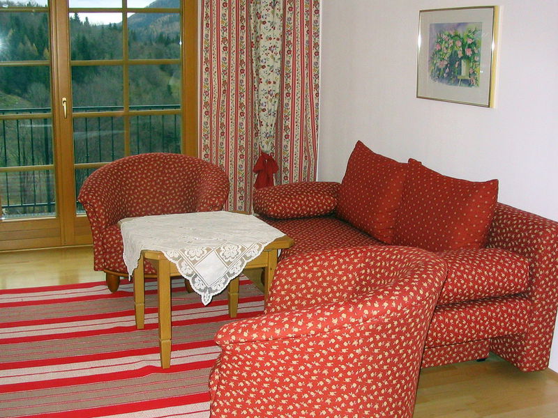 Datei:SD Sitzgruppe Zimmer Talblick.jpg
