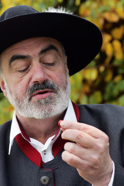 Datei:Dirndl mit JW2red.jpg