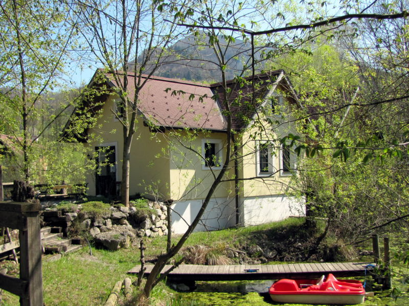 Datei:SH-Teichbrücke Frühling.jpg