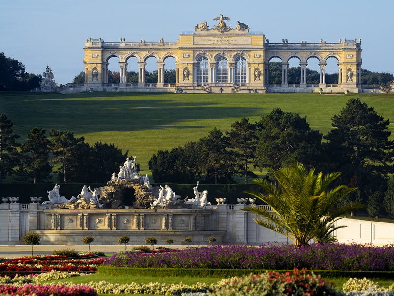 Datei:Neptunbrunnen und Gloriette Schönbrunn (c) SKB Foto L Lammerhuber.jpg