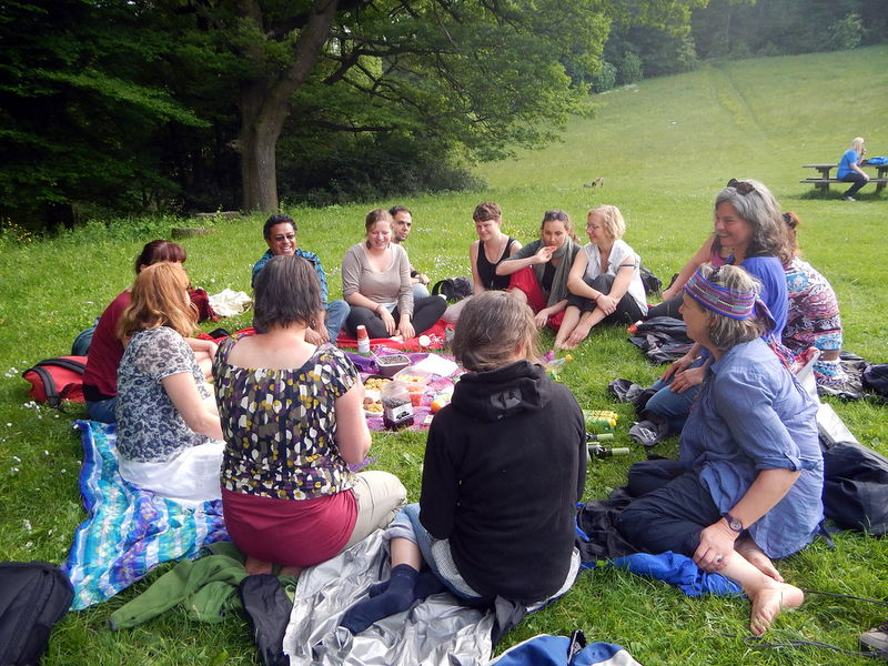 Datei:Gemütliche Runde in Wiese.JPG