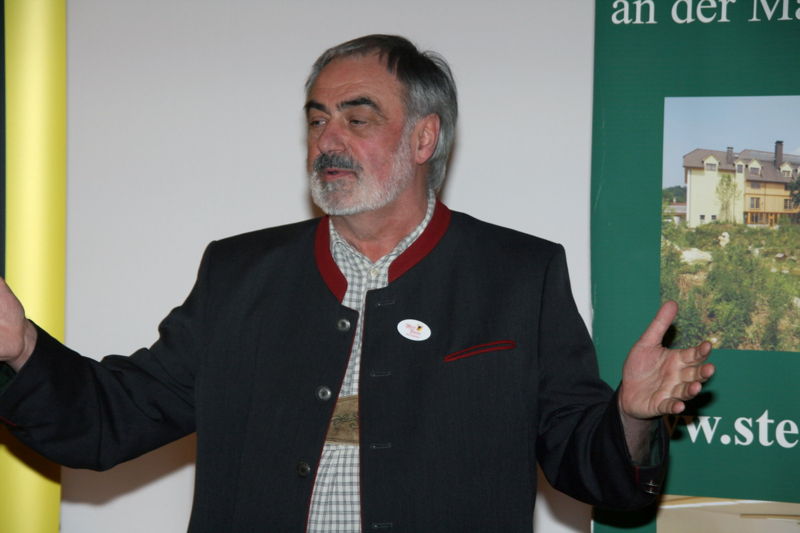 Datei:JW - Moderation Kamingespräch Harms.jpg